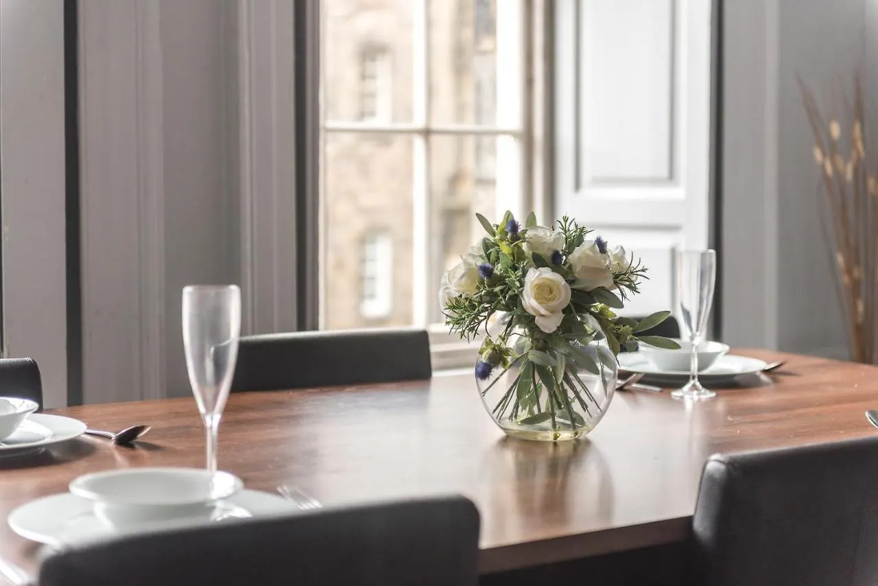 F&O Apartments - Vip Royal Mile 2 Bed Apartment - Sleeps 4 エディンバラ